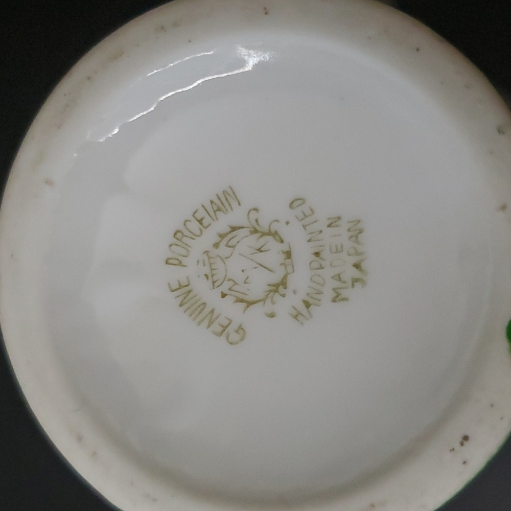 VINTAGE ANTIQUE GREEN AND WHITE FLORAL FLOWER VASE. - Picture 8 of 11